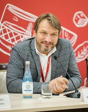 Здесь произошёл ещё один положительный момент. С приходом России стали больше вкладывать деньги в развитие виноделия. До этого, конечно, в упадке находились особенно исторические заводы, крупные предприятия, которые являлись достоянием Советского Союза, достоянием советского наследия. И, конечно, новые предприятия стали появляться при нахождении Крыма в составе России.