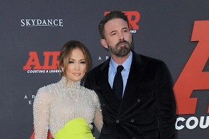 "Ну наконец-то!": Джей Ло и Бен Аффлек застигнуты папарацци за поцелуем