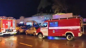 Хостел полыхает на востоке Москвы, пожар уже забрал жизнь одного человека