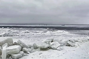 Под Ярославлем спасли более 20 рыбаков, застрявших на отколовшейся льдине