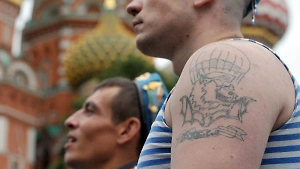 Скорпион, меч и белые медведи: Что означают воинские татуировки в России