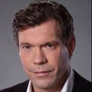 Я очень часто записываю видео, у меня могут дети пройти сзади или супруга. Слава богу, пока все были одеты, но всякое могло быть. Поэтому, ну да, и правда, всякое случается. Там Игорь Мосийчук* в трусах. Ну хорошо, что в трусах. Но они вот, видите, с дырками. Хотя, с другой стороны, есть джинсы с дырками, и они стоят дороже, чем без дырок. Так что можно сказать, что у него особо модные трусы.