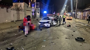 Три человека погибли в ДТП с участием легковушек в Краснодаре, момент попал на видео