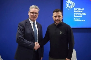 Стармер устроил Зеленскому тёплый приём с объятиями после жёсткой выволочки от Трампа