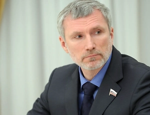 Зеленский лично в переговорах не участвует, но ведь давно ясно, что в британских руках не только он один превращается в безвольную куклу, все его соратники говорят ровно то, что нужно Лондону. Позиция Великобритании в этом вопросе тоже не вызывает сомнений — по крайней мере стамбульские договорённости были сорваны исключительно усилиями тогдашнего премьер-министра Бориса Джонсона.