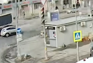 Камеры сняли момент наезда такси на остановку с людьми в Казани
