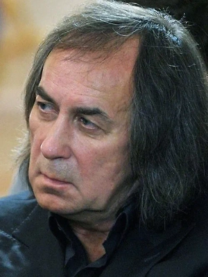 Парень с цепкой хваткой сцепился и едет, даже пытается разговаривать. На самом деле здесь ничего сложного нет. Едет по прямой улочке на небольшой скорости. В кино, конечно, страховка должна быть, выполнять трюк должен человек подготовленный, знающий и умеющий. А то, что я вижу сейчас здесь, в этом варианте, ничего особенного не представляет. Скорее всего, скорость не такая большая, поэтому он может себе даже сигарету позволить.