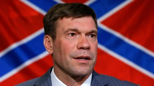 На Украине сейчас освободилось очень много мест для памятников. Поэтому можно сделать памятник Джорджу Вашингтону. Джордж Вашингтон с украинской трембитой. Или Джордж Вашингтон встречается с украинскими казаками. Пустоты быть не может на месте снесённых памятников. Поэтому, если есть место для памятника, надо ставить. Если отказались от своих героев и от своей истории, придётся заимствовать чужие. Поэтому с этой точки зрения всё логично.