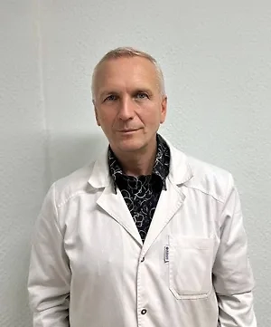 Можно использовать масляную вытяжку из чеснока. Мелко натёртый чеснок залить рафинированным подсолнечным маслом, настоять и капать. Чеснок содержит большое количество фитонцидов, а масло смазывает слизистую. Если ребёнок маленький, чеснок подвешивается возле кроватки на ночь в марлевом мешочке либо ставится в чашечке — это тоже помогает.