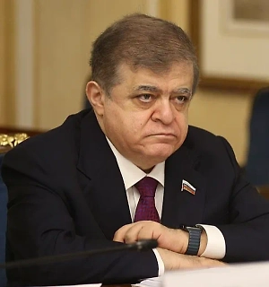 Они сторонники продолжения боевых действий и хотят показать своим американским коллегам, что они очень сильны и готовы сражаться до конца. Никакого стремления к миру у украинцев нет. А переговоры они попытаются использовать лишь для затягивания времени, подписания какого-то акта о перемирии, чтобы вновь накачать Украину оружием и продолжить агрессивную войну против нашей страны. Ответ будет, но как — я думаю, что это будет решаться Верховным главнокомандующим Российской Федерации.