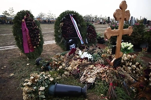 Покосившееся фото и сгнившие цветы: Появились кадры заброшенной могилы Олега Стриженова