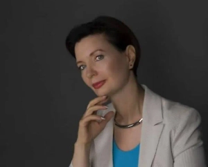 Всё зависит от того, какой ананас — сладкий или кислый. Если ананас сладкий, то в нём много фруктозы. Фруктоза не требует выброса инсулина и, соответственно, не вызывает чувство насыщения, из-за чего можно переесть. Однако большое количество фруктозы не очень полезно для печени и может способствовать ожирению. Правда, такое количество ананаса вряд ли кто-то съест.