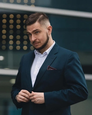 Здесь можно также отметить понимание ситуации. У нас министр обороны — гражданский человек, и про это тоже не стоит забывать. Когда министр обороны гражданский, то, помимо начальника Генерального штаба, который встречал Путина на этом мероприятии, должен быть кто-то, кто берёт ответственность за всю спецоперацию на себя. Таким образом он показывает, что это его бойцы, его армия и он вместе с ними готов выполнять боевые задачи. Военная форма, которую человек надевает, приезжая к военным, говорит о том, что он такой же, как они, что он вместе с ними. Если что, в момент совещания он готов выполнить боевую задачу — будь то отражение атаки или наступление, в зависимости от ситуации.