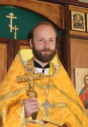 Накануне вечером в пятницу служится так называемый Парастас, это вечерняя служба с поминанием всех усопших, а в субботу утром — заупокойная литургия с великой панихидой. Во время Великого поста снег или ещё не сошёл, или только сходит, и потому это время ещё не очень подходит для посещения кладбищ и приведения в порядок могил. Поэтому считается, что лучше этот день посвятить поминовению усопших в церкви.