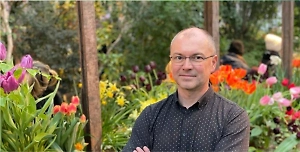 Любое озеленённое пространство в России, в средней полосе, а также южнее и севернее, сталкивается с клёном ясенелистным. У нас в «Аптекарском огороде» его нет — весь, что был, мы извели ещё лет 20 назад. Это наша сознательная политика, потому что мы специалисты и знаем, что это за растение и чем оно опасно. В других местах, к сожалению, экспертизы такой нет, поэтому к нему относятся как к обычному дереву — жители его жалеют и не дают трогать. А ведь он опасен не только тем, что вытравливает под собой другие виды. Дело не в том, что он затеняет их или выигрывает конкуренцию за воду — он обладает химической способностью выделять в почву вещества, которые ингибируют рост других растений. Не все деревья обладают настолько мощными инвазионными качествами, но у отдельных видов, и в частности Acer negundo, они очень сильно развиты.