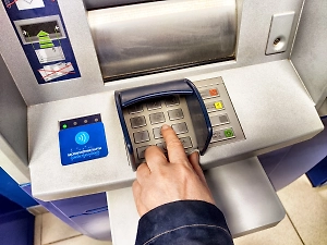 С 1 сентября россияне смогут установить доверенных лиц для банковских операций