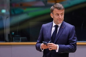 Сенатор Пушков назвал паранойей слова Макрона об Армии России «у ворот Парижа»