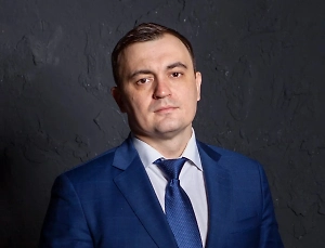 Данный список представляет собой перечень социально значимых продуктов питания, определён Постановлением Правительства РФ от 15.07.2010 № 530 (ред. от 01.02.2025). Это перечень тех продуктов питания, которые входят в самую базовую потребительскую корзину. В отдельных случаях, если на рынке происходят какие-либо ценовые всплески, неважно какие, правительство имеет право по закону о торговле, то есть на законодательном уровне, определять максимальную наценку на такие продукты питания.