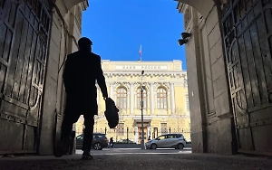 Центробанк продлил ограничения на переводы для «недружественных» нерезидентов