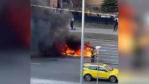 Tesla вспыхнула и сгорела как спичка в Москве