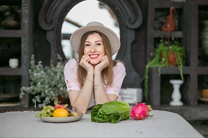 При длительном хранении в супе размножаются болезнетворные бактерии. Даже если хранить кастрюлю в холодильнике, это не остановит процесс порчи, а лишь замедлит. Уже через 3–4 дня в бульоне начинается активное размножение микроорганизмов, которые могут вызывать пищевое отравление.