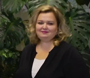 В основном антибиотики могут содержаться в продуктах животного происхождения. Если животных лечили антибиотиками и не дали времени, чтобы они полностью вывелись, то антибиотики остаются в мясе (курица, свинина, говядина), в молоке и молочных продуктах, яйцах. Тоже самое и с рыбой и морепродуктами. Если они выращены в искусственных водоёмах, их тоже могут кормить кормами с антибиотиками. Пчеловоды иногда используют антибиотики для лечения пчёл, поэтому антибиотики могут встретиться и в мёде.