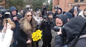 Актриса Мария Миронова поддержала сестру на похоронах Ларисы Голубкиной