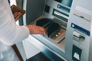 Для одной категории россиян усложнят переводы на карту