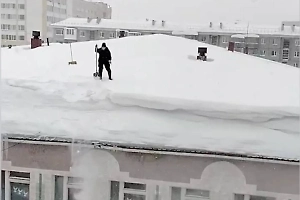 Мужчина решил очистить крышу от двухметровых сугробов без страховки и попал на видео