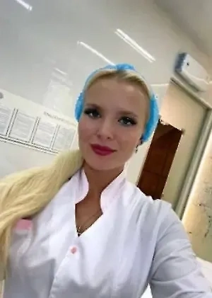 У Марины Федункив в подбородок поставлен филлер. Когда мы видим объёмные увеличения в области губ, скул, подбородка, то есть нижней трети лица, мы говорим о том, что была произведена контурная пластика лица. Она выполняется филлерами на основе гиалуроновой кислоты.