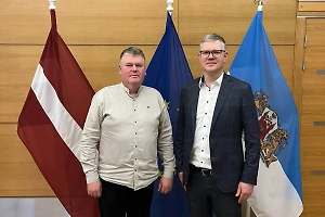 Мэр Риги наградил учителя, заставлявшего русских детей петь гимн Украины