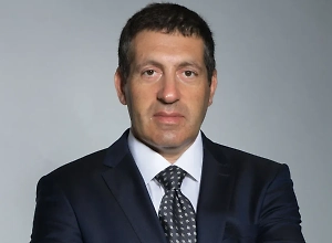 Законопроектом предлагается существенно повысить размер штрафа за такое правонарушение и установить его размер от десяти до двадцати тысяч рублей. Естественно, что такие правонарушения носят достаточно латентный характер и установить и доказать момент правонарушения достаточно сложно. Явным признаком является регистрация по месту жительства в другом регионе. При этом место работы, покупки по карте, пользование мобильным телефоном осуществляются по месту фактического пребывания. В общем случае именно эти факторы позволяют доказать правонарушение и привлечь лицо к ответственности.