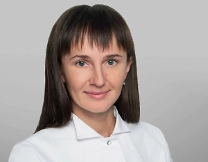 Скарлатина — это инфекция, которую вызывает бактерия Streptococcus pyogenes (бета-гемолитический стрептококк группы А, БГСА). Возбудитель заболевания передаётся по аэрогенному механизму (во время разговора, при кашле, чихании, смехе) или контактному (через посуду, предметы гигиены, личные вещи).