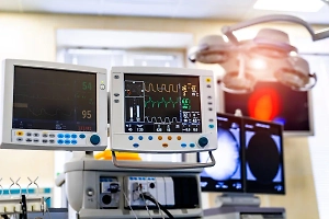 Подорвавшегося на мине ВСУ оператора Первого канала доставили в НИИ Склифосовского
