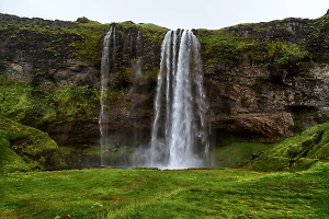 — Украинским сэсэошникам удалось окружить опорник российских пограничников и начать его штурм, забрасывая гранатами. В ходе многочасового боя помощь нашим оказывали операторы ударных дронов и артиллеристы, — описывает бой канал «Операция Z: Военкоры Русской весны».