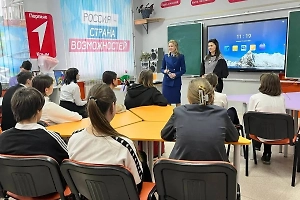 Поклонская провела урок в школе-интернате и раздала детям свою скандальную книгу