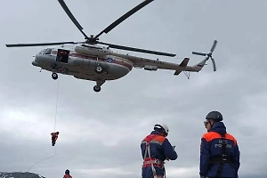 Вертолёт не смог доставить спасателей к попавшим под лавину туристам на Колыме