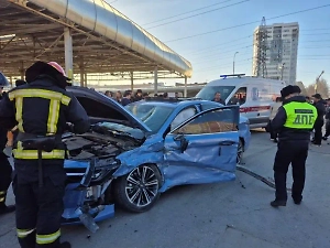 В Екатеринбурге иномарка влетела в толпу пешеходов, пострадали четверо
