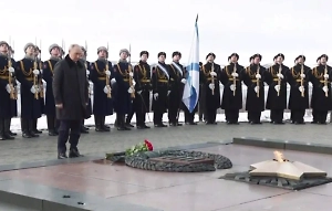 Путин возложил цветы к памятнику защитникам Заполярья «Алёша»