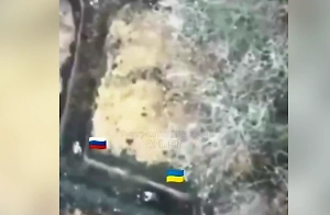 Дрон снял на видео рукопашный бой российского солдата с бойцом ВСУ в окопе