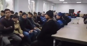 Ожидающим депортацию из России мигрантам включили песню «Матушка-земля»