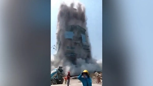 Небоскрёбы складываются как карточные домики: Падение высоток в Бангкоке сняли на видео