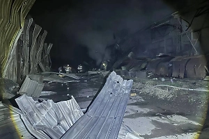 Пожар вспыхнул в промзоне Луганска после атаки БПЛА