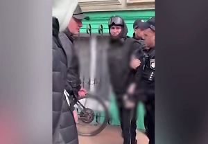 «Люди, помогите»: Душераздирающее видео с «могилизацией» курьера в Одессе расходится по Сети