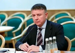 Соображать на троих, пока решается судьба и его лично, и его режима, и его страны, — это вполне клоунское желание. И первое, о чём оно говорит, — о паническом страхе ответственности. Какой контингент на территории Украины? Из страны, которая умудрилась даже исторический спортивный праздник превратить в позорное шоу извращенцев? Он всерьёз думает, что вот это недоразумение будет его спасать и защищать? И о чём они будут разговаривать на такой встрече? Выражать друг другу озабоченность? Так ведь взрослые люди не делятся планами озабоченности со всем миром…