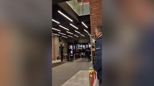 «Он там со стволом»: Жуткие кадры стрельбы в ТЦ в Мытищах, снятые с другого ракурса