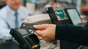 Россиянам предрекли резкое подешевение продуктов и одежды весной