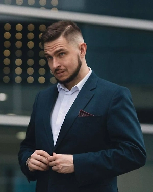 И это самое страшное. Создаётся ощущение, что Трамп в этих переговорах просто хочет выжать максимум из того, что получится. Он уже убедил всех забыть о границах 1991 года, поругался в Овальном кабинете, сделал так, чтобы Зеленский практически на всё соглашался. 