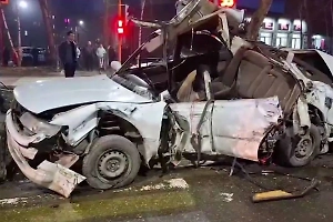 Автоледи без прав грубо нарушила ПДД и погибла под колёсами пожарной машины — видео