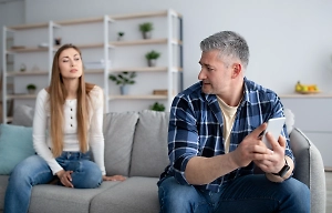 Никакого секса и новый пароль в телефоне: Психолог объяснила, как вычислить измену мужа